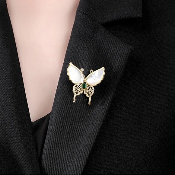 Swarovski Crystal Mother of Pearl Butterfly Brooch - Picture 3 of 6